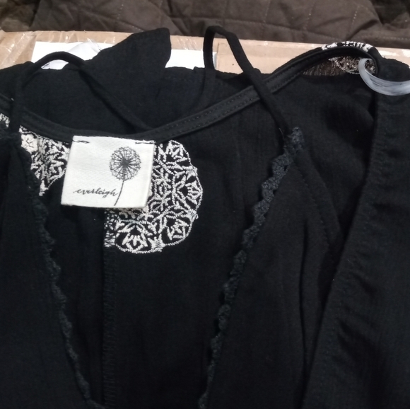 Everleigh Black Cream Dress. - Size L - Picture 10 of 13